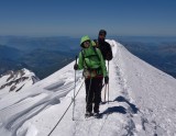 Alpinistes sur l'arête final du sommet du Mont Blanc