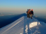 Cordée arrivant au sommet du Mont Blanc au lever de soleil