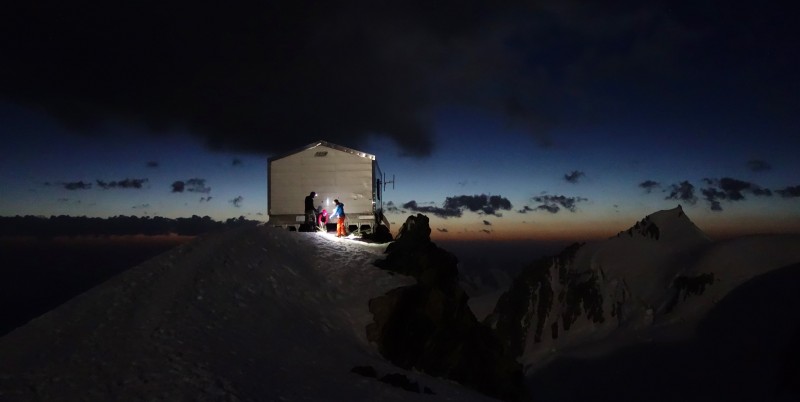 Cordée dans la nuit au refuge Vallot