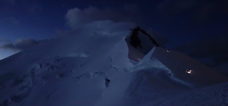 Cordée dans la nuit sur l'arête des Bosses