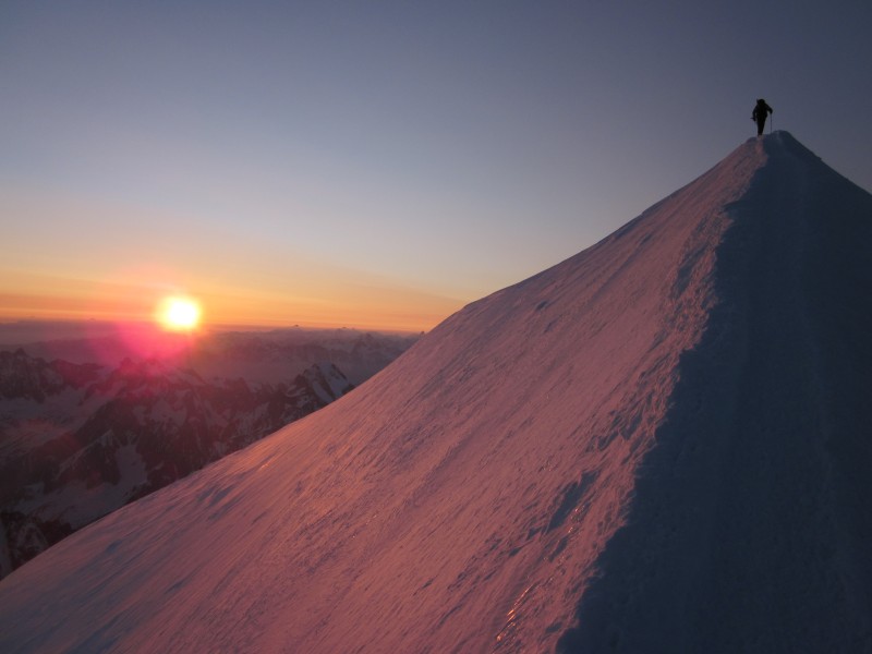 Cordée arrivant au sommet du Mont Blanc au lever de soleil