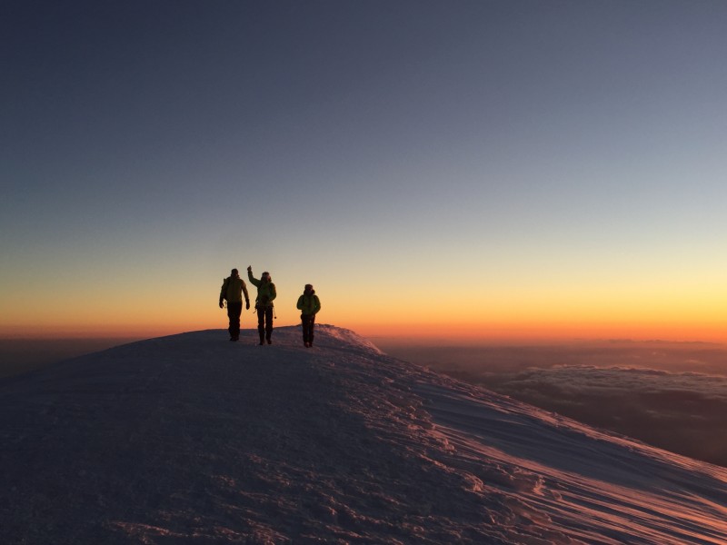 Alpinistes au sommet du Mont Blanc au coucher du soleil
