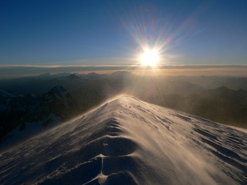 Lever de soleil sur le sommet du Mont Blanc